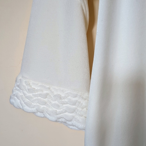 Kelly, Vintage, House white velvet coat, textured cuffs and collar, size Large. - Picture 2 of 16